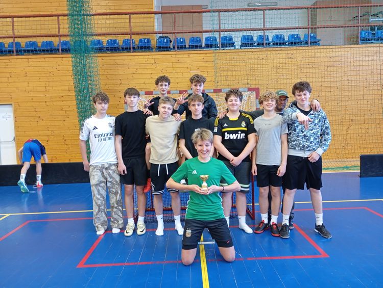 Zlatí deváťáci: Naše škola ovládla 2. florbalovou ligu! - cover